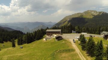 Centre de vacances en gestion libre accueillant jusqu'à 110 personnes dans les Pyrénées.