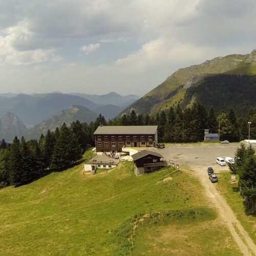 Centre de vacances en gestion libre accueillant jusqu'à 110 personnes dans les Pyrénées.